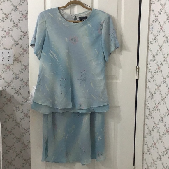 Size 18 2 piece skirt & top. Top & skirt have a scalloped bottom edge. - Picture 1 of 4